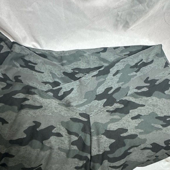 PINK Victoria’s Secret camo print leggings size XL - Picture 4 of 13